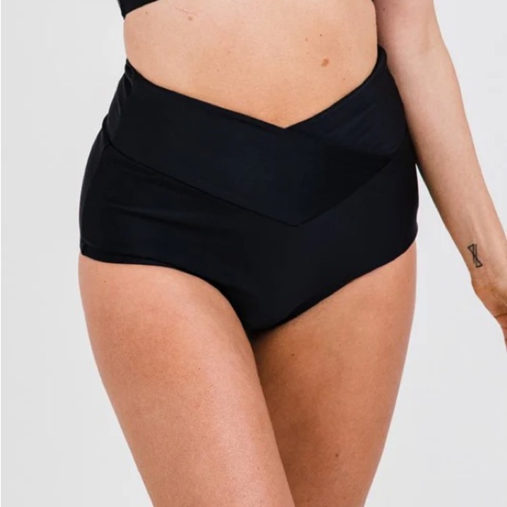 CORAL REEF.  newwithout tagUltra High V Swim - Coral Reef sizeS 4/6.    order124